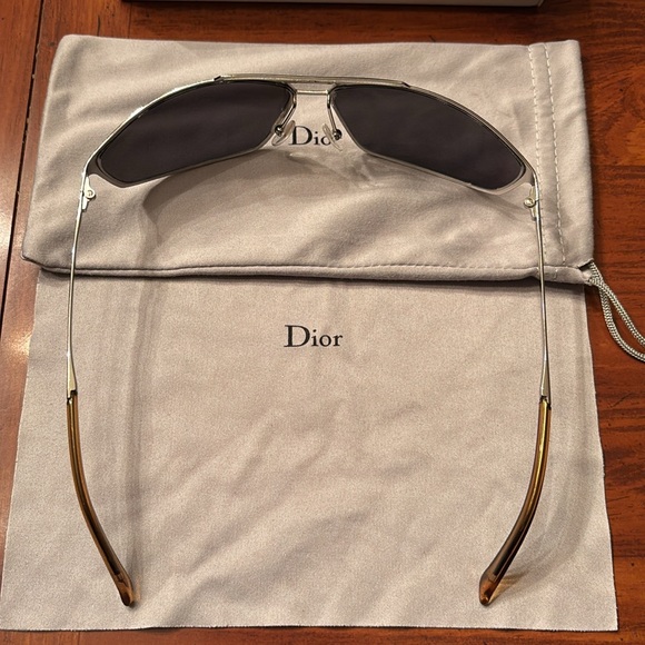 DIOR Estorile YN7KH Sunglasses, cleaning cloth, cloth pouch and case - Picture 6 of 16